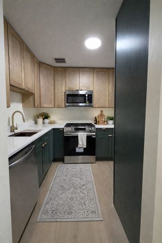 16W540 Lake Drive 104, Willowbrook, IL 60527