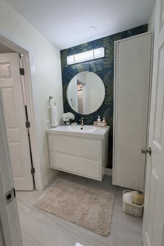 16W540 Lake Drive 104, Willowbrook, IL 60527