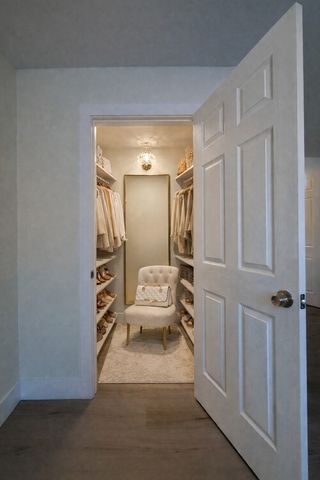 16W540 Lake Drive 104, Willowbrook, IL 60527