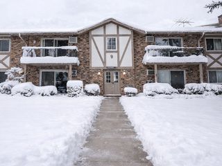16W540 Lake Drive 104, Willowbrook, IL 60527