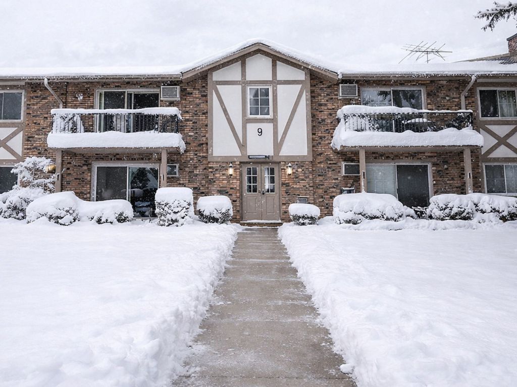 16W540 Lake Drive 104, Willowbrook, IL 60527