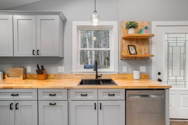 43 Weeks Hill Rd, Coventry, RI 02827