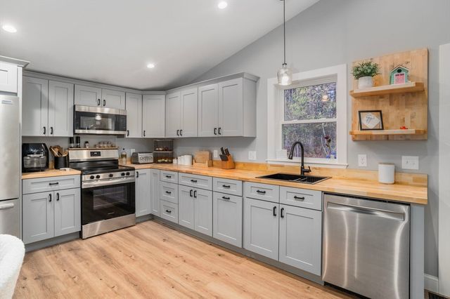 43 Weeks Hill Rd, Coventry, RI 02827
