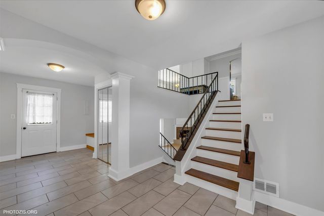2079 E Parkview Circle, Hoffman Estates, IL 60169