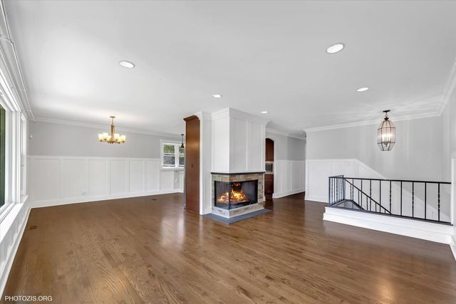 2079 E Parkview Circle, Hoffman Estates, IL 60169