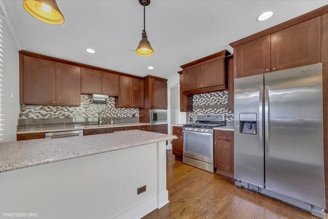 2079 E Parkview Circle, Hoffman Estates, IL 60169
