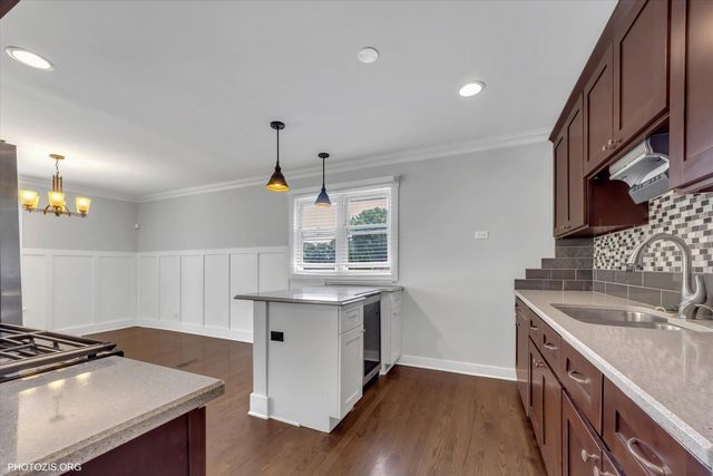 2079 E Parkview Circle, Hoffman Estates, IL 60169