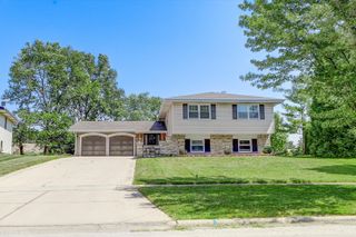 2079 E Parkview Circle, Hoffman Estates, IL 60169