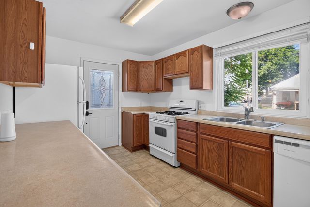 121 N Lakeside Drive, Michigan Center, MI 49254