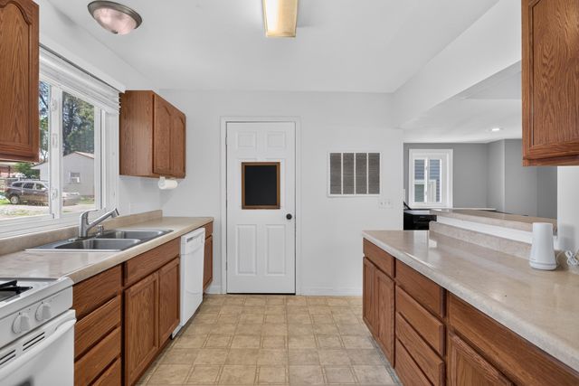 121 N Lakeside Drive, Michigan Center, MI 49254
