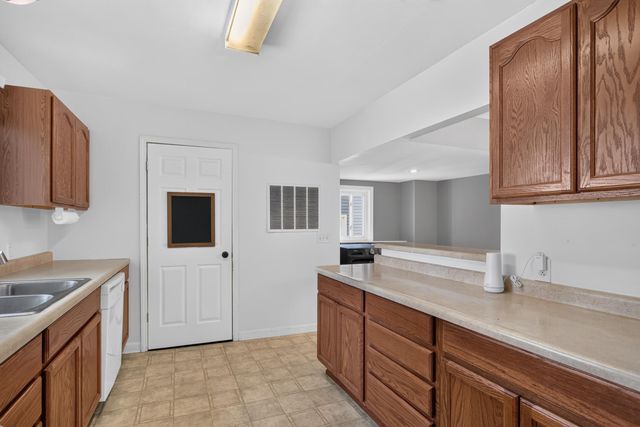 121 N Lakeside Drive, Michigan Center, MI 49254