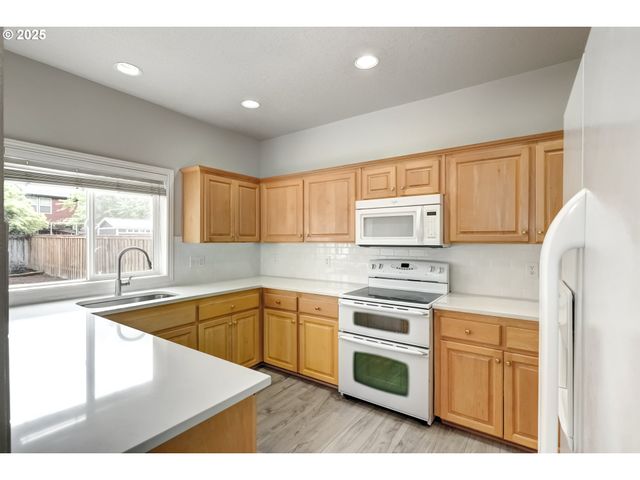 1634 Ne PARKSIDE Dr, Hillsboro, OR 97124
