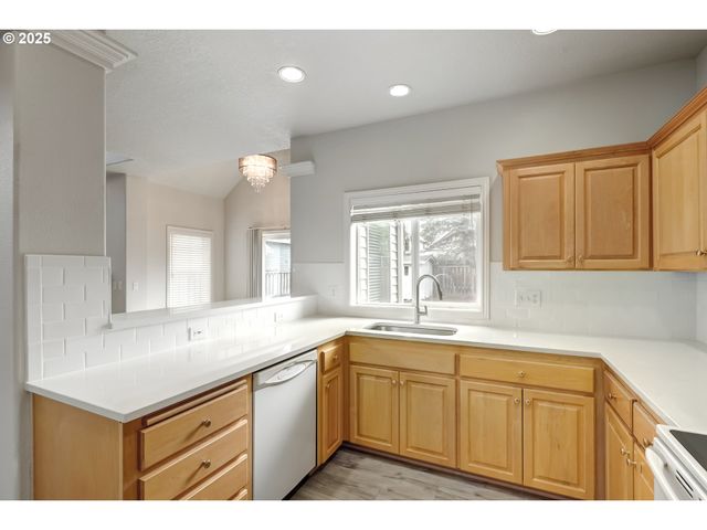 1634 Ne PARKSIDE Dr, Hillsboro, OR 97124