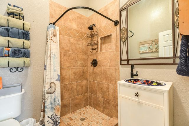 220 Kings Drive, Freeport, TX 77541