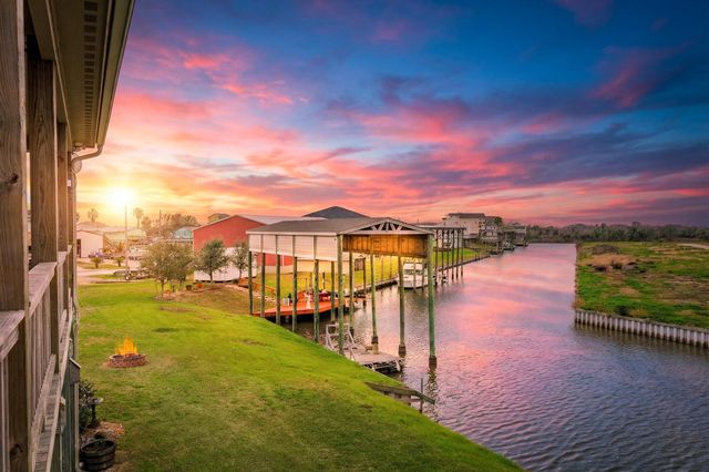 220 Kings Drive, Freeport, TX 77541