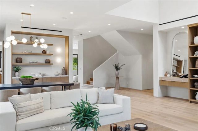 4447 Matilija, Sherman Oaks, CA 91423
