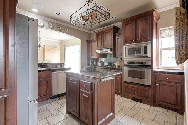 11100 N Ashford Drive, Yukon, OK 73099