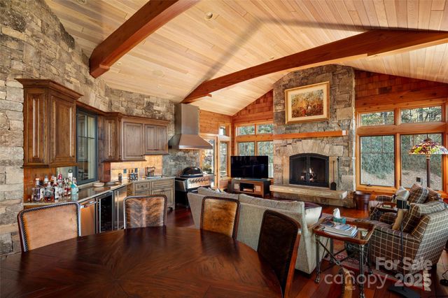 1547 Walnut Cove Road, Hendersonville, NC 28739