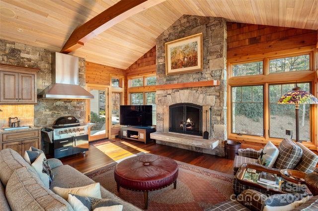 1547 Walnut Cove Road, Hendersonville, NC 28739