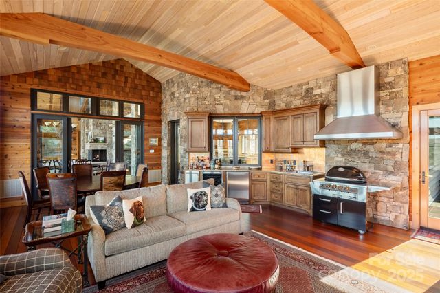 1547 Walnut Cove Road, Hendersonville, NC 28739