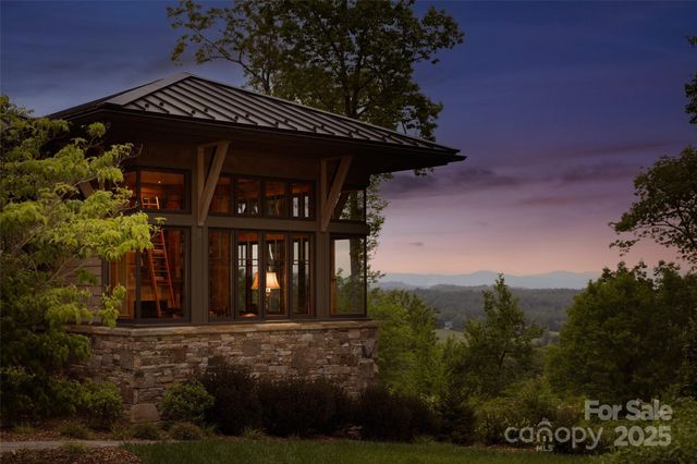 1547 Walnut Cove Road, Hendersonville, NC 28739