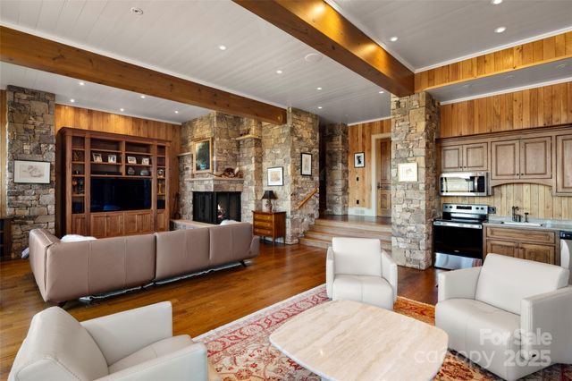 1547 Walnut Cove Road, Hendersonville, NC 28739