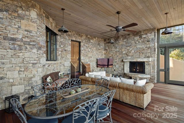 1547 Walnut Cove Road, Hendersonville, NC 28739