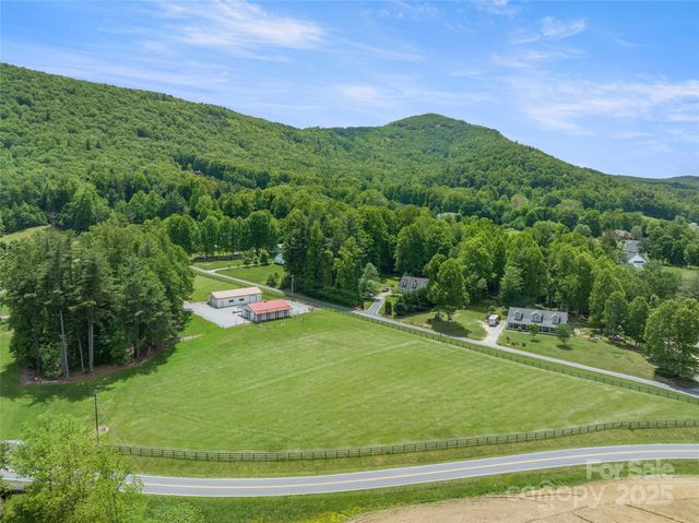 1547 Walnut Cove Road, Hendersonville, NC 28739