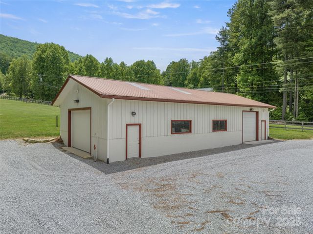 1547 Walnut Cove Road, Hendersonville, NC 28739