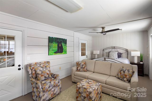 1547 Walnut Cove Road, Hendersonville, NC 28739