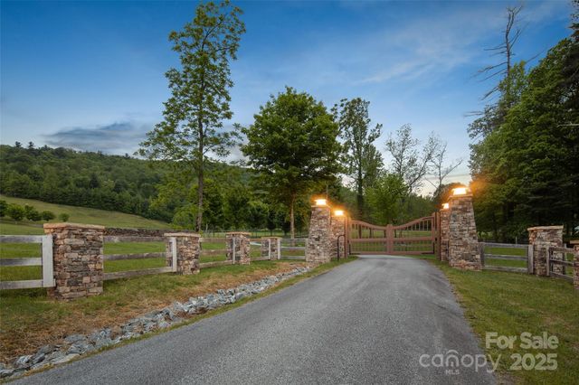 1547 Walnut Cove Road, Hendersonville, NC 28739