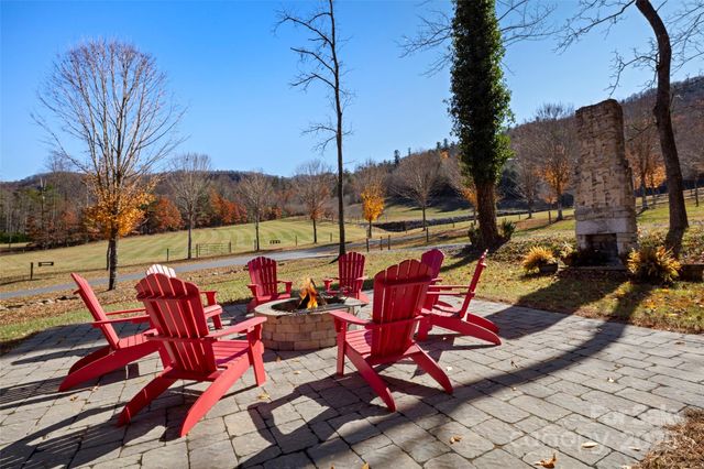 1547 Walnut Cove Road, Hendersonville, NC 28739