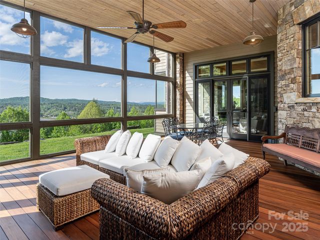 1547 Walnut Cove Road, Hendersonville, NC 28739