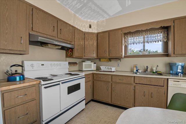 450 Chestnut Lane, East Meadow, NY 11554