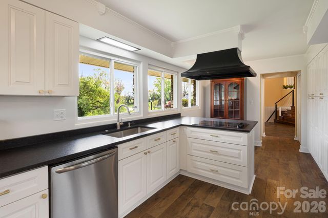 87 W Oakview Road, Asheville, NC 28806