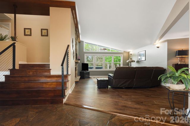 87 W Oakview Road, Asheville, NC 28806