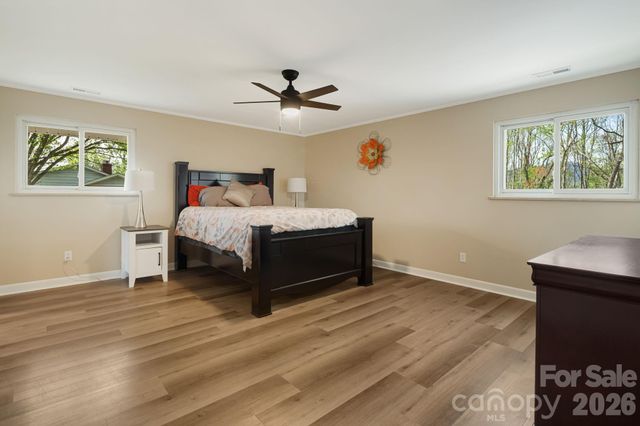 87 W Oakview Road, Asheville, NC 28806