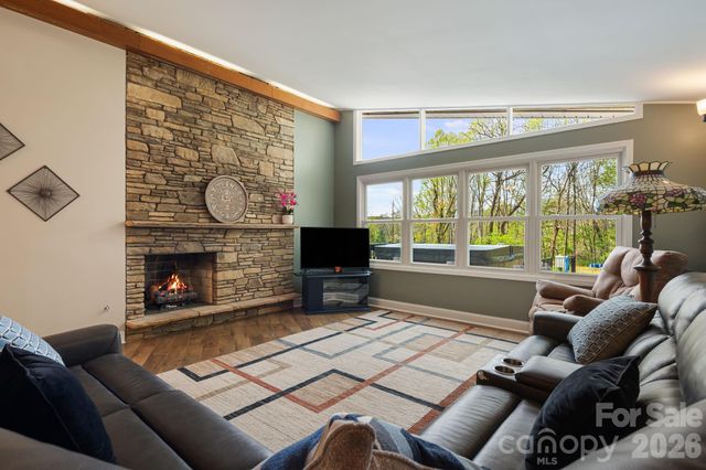87 W Oakview Road, Asheville, NC 28806