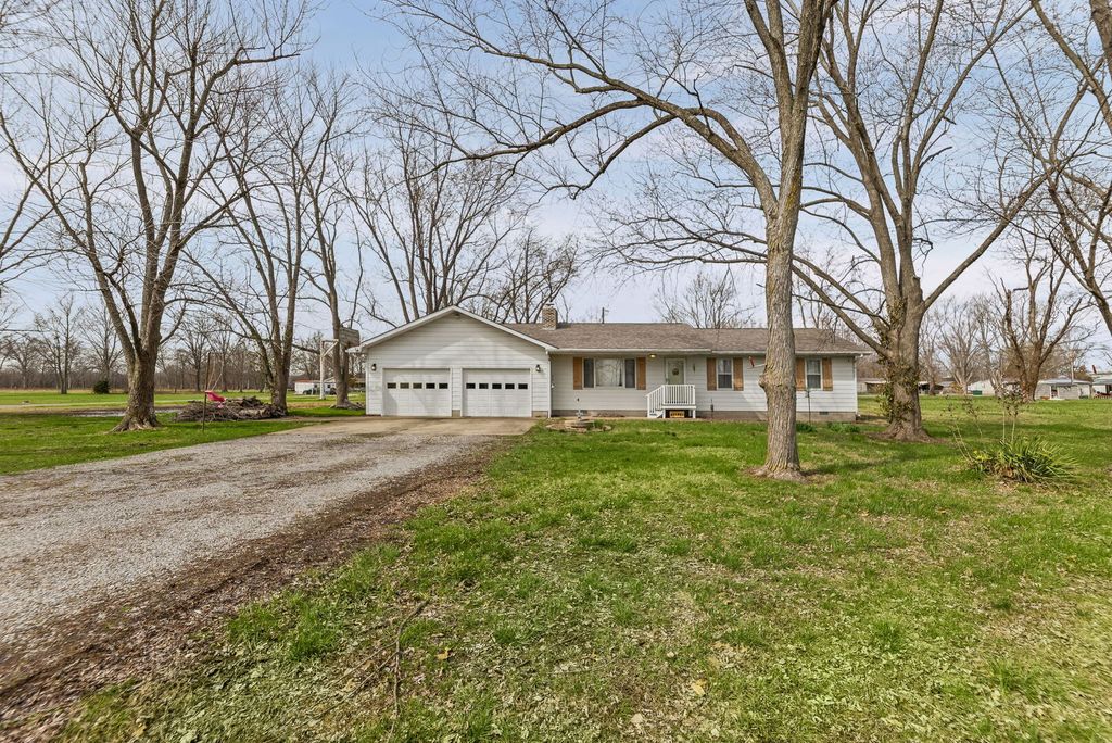 Image 1 of property listing at 2107 CEDAR Avenue, Salem, IL 62881