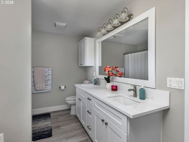 19775 Ne TRUNK Rd, Dundee, OR 97115