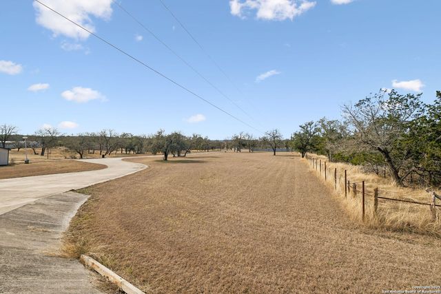200 HIGHLAND DR, Bandera, TX 78003