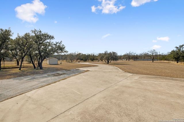 200 HIGHLAND DR, Bandera, TX 78003