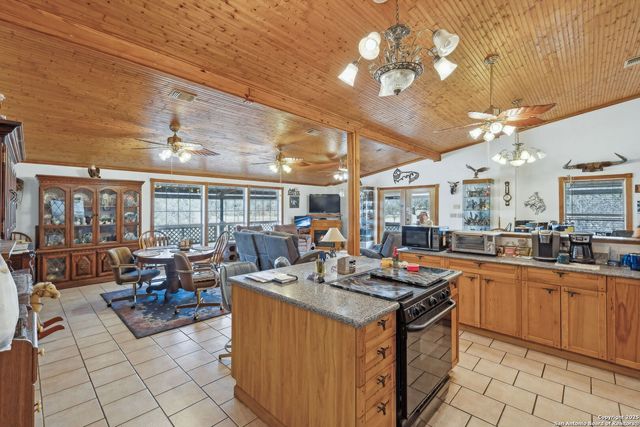 200 HIGHLAND DR, Bandera, TX 78003
