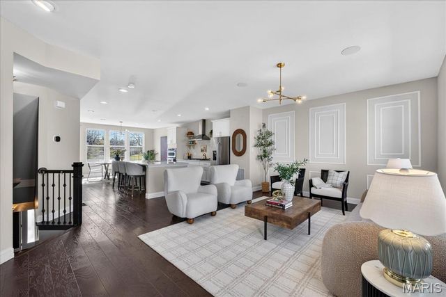 1087 E Linden Avenue, St Louis, MO 63117