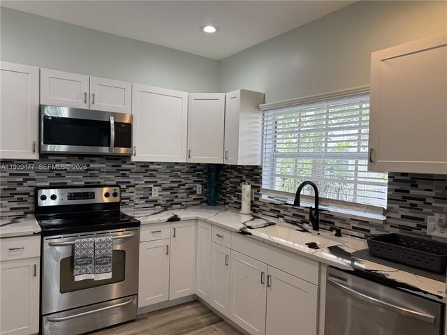 3304 Lisa Ln 102, Naples, FL 34109