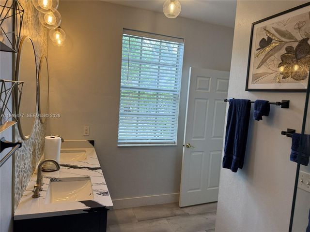 3304 Lisa Ln 102, Naples, FL 34109