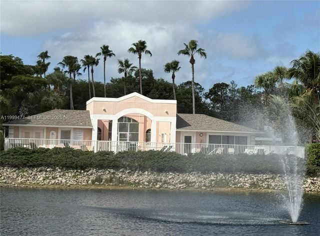 3304 Lisa Ln 102, Naples, FL 34109