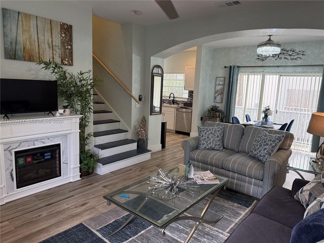 3304 Lisa Ln 102, Naples, FL 34109