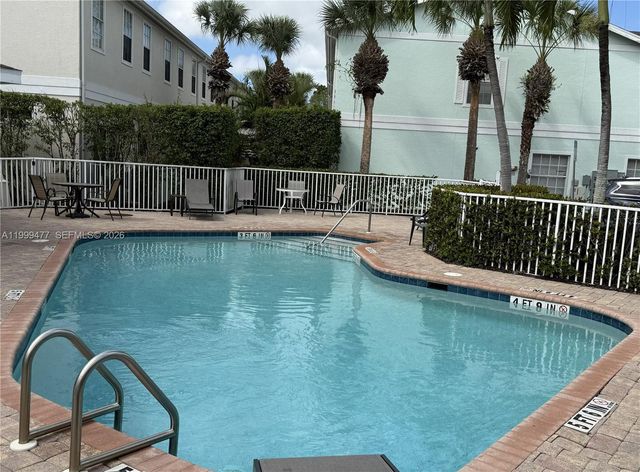 3304 Lisa Ln 102, Naples, FL 34109