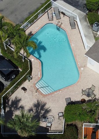 3304 Lisa Ln 102, Naples, FL 34109